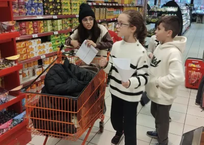 inglés hablado en lugares reales, en el supermercados ,practicando inglés enseña la academia de inglés conversational English groups
