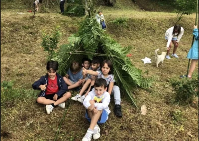 ENSEÑANDO INGLÉS CONSTRUYEN UNA CHOZA EN LA ACAMPADA EN LA NATURALEZ ENSEÑANDO INGLES CONVERSATIONAL ENGLISH GROUPS